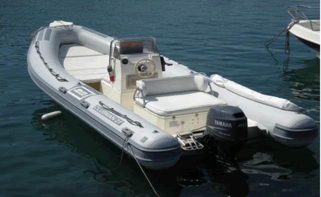  舒适现代的小艇 